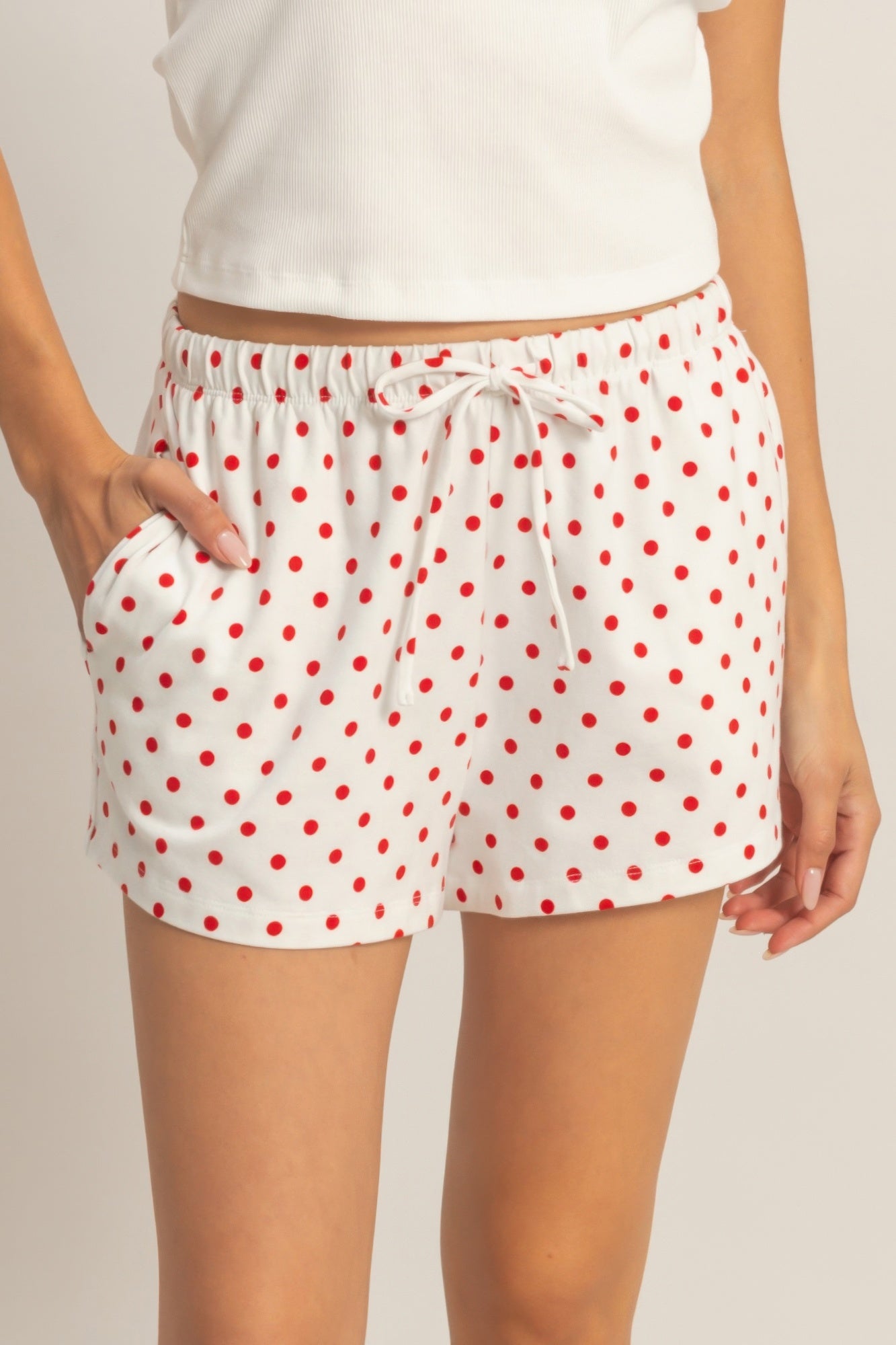 Gepunktete Shorts mit Kordelzug