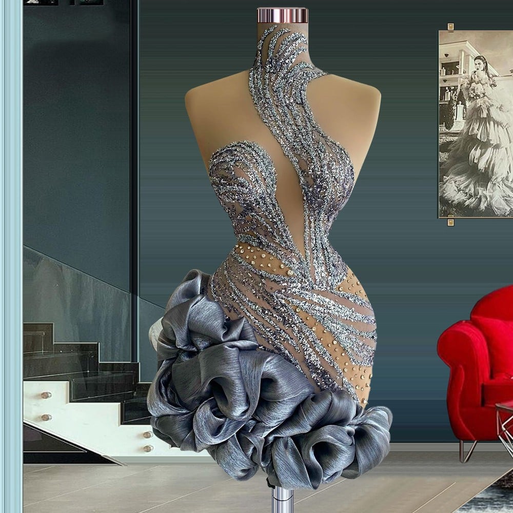 Kurzes Kleid für die Party nach der Performanceprüfung